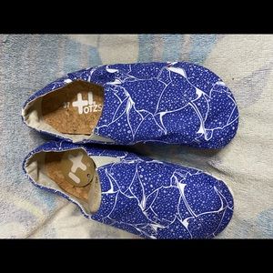 Otzshors size 37 NWT won gold canvas  print shoes